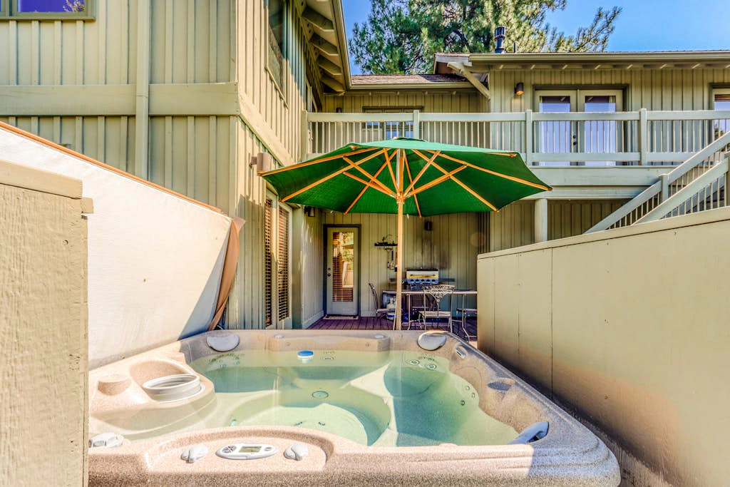 Spacious dog friendly home withprivate hot tub, guest bikes,