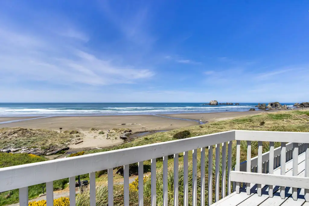 The Helm- Spindrift Oceanfront Home