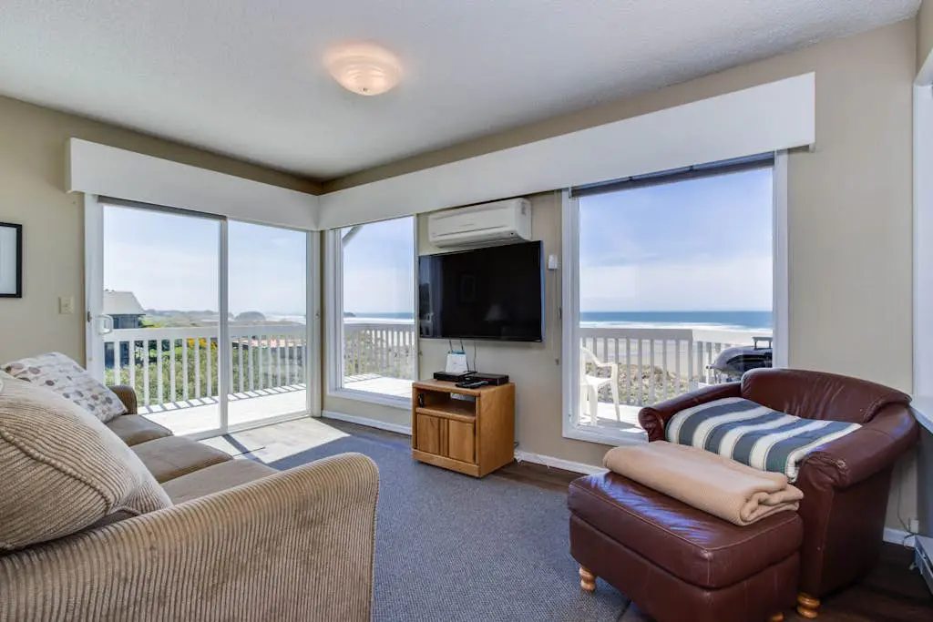 The Helm- Spindrift Oceanfront Home