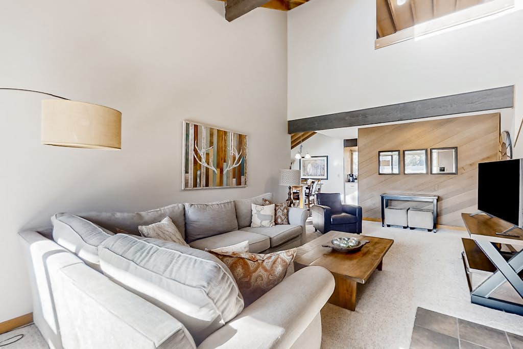 Updated home golf course view, pool, & tennis - wood fireplace, grill, and deck