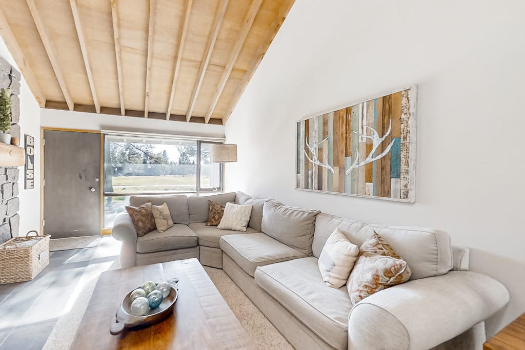 Updated home golf course view, pool, & tennis - wood fireplace, grill, and deck