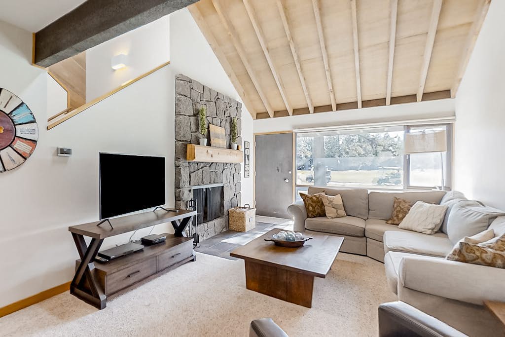 Updated home golf course view, pool, & tennis - wood fireplace, grill, and deck