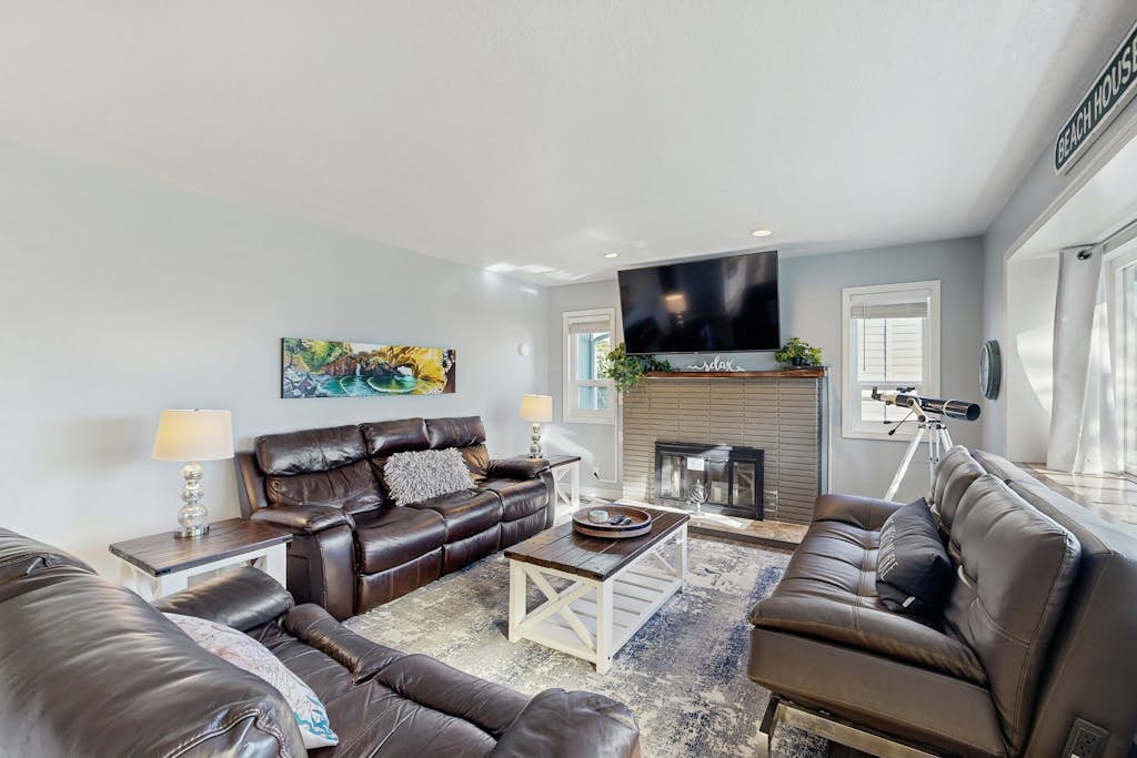 Beautiful oceanview home with enclosed yard, washer/dryer, WiFi, & Netflix