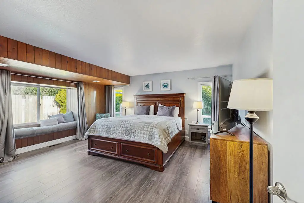Beautiful oceanview home with enclosed yard, washer/dryer, WiFi, & Netflix