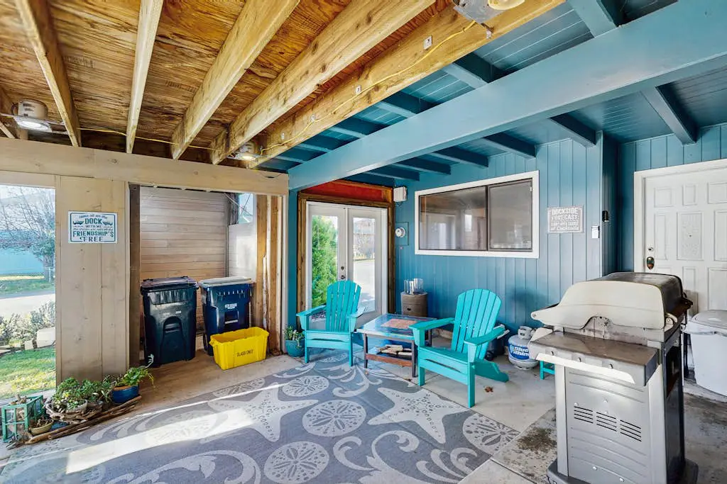 Beautiful oceanview home with enclosed yard, washer/dryer, WiFi, & Netflix