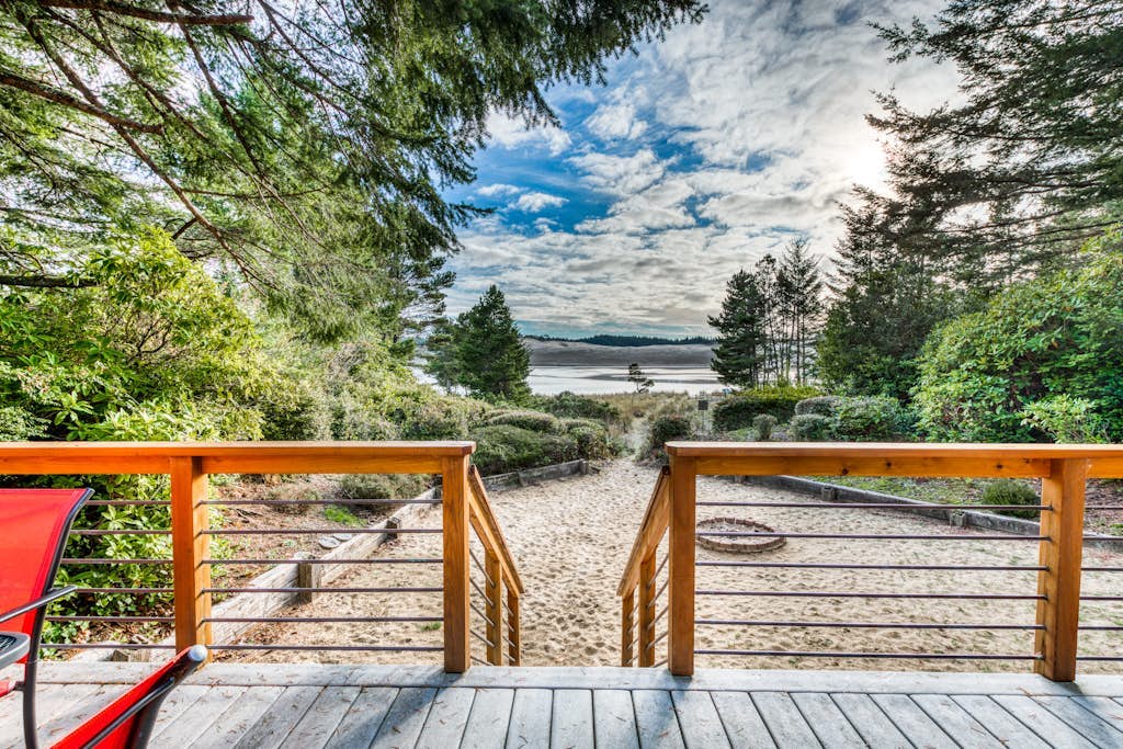 Gorgeous riverfront house with entertainment - near Bay Street and the beach