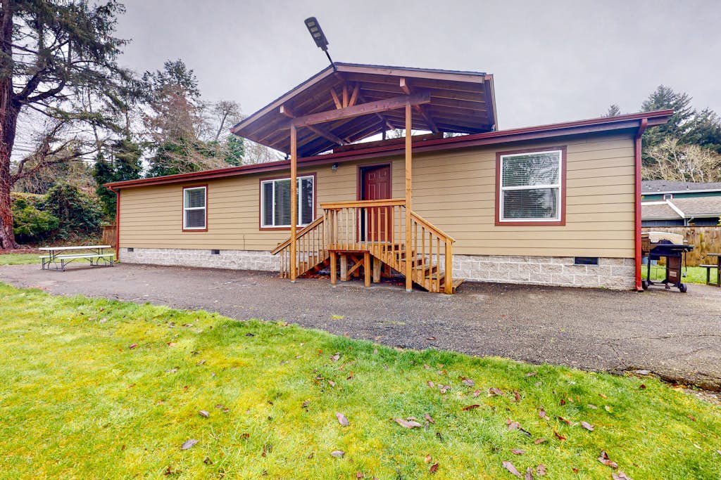 Modern, spacious home near the bay with grill, washer&dryer, & large yard