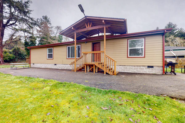 Modern, spacious home near the bay with grill, washer&dryer, & large yard
