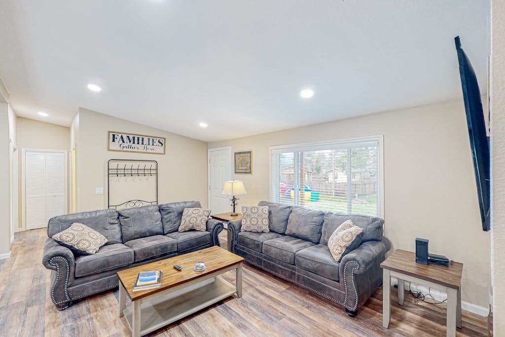 Modern, spacious home near the bay with grill, washer&dryer, & large yard