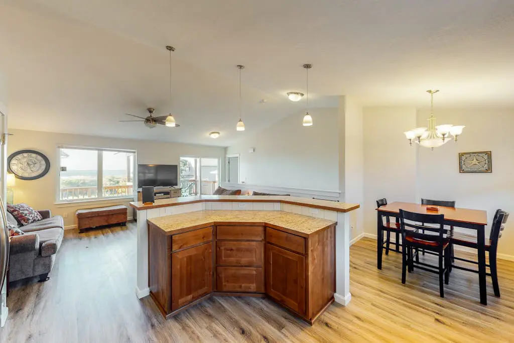 Coastal cottage with stunning ocean views & private gas grill - dogs welcome