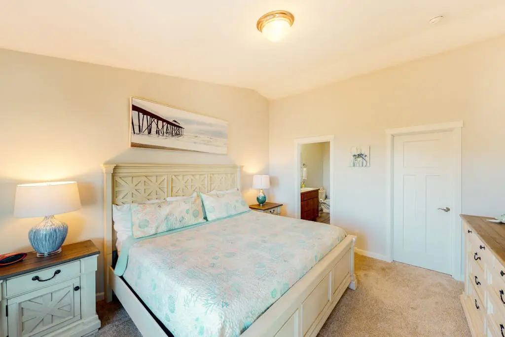Coastal cottage with stunning ocean views & private gas grill - dogs welcome