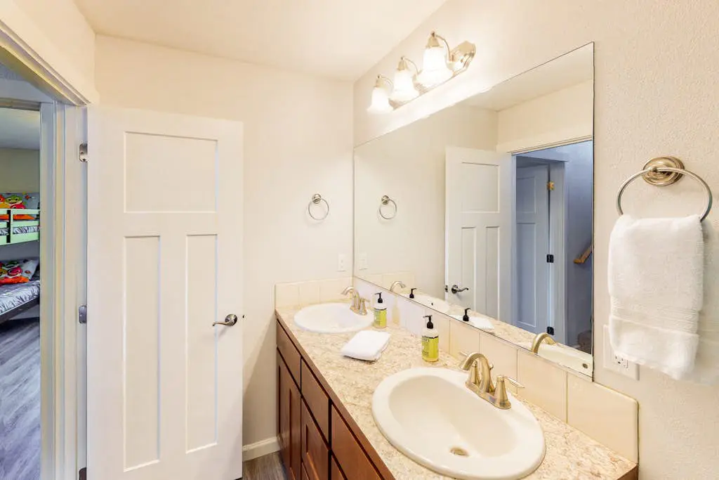 Coastal cottage with stunning ocean views & private gas grill - dogs welcome