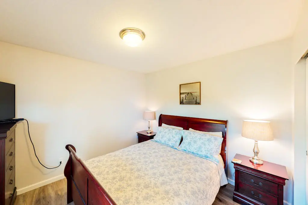 Coastal cottage with stunning ocean views & private gas grill - dogs welcome
