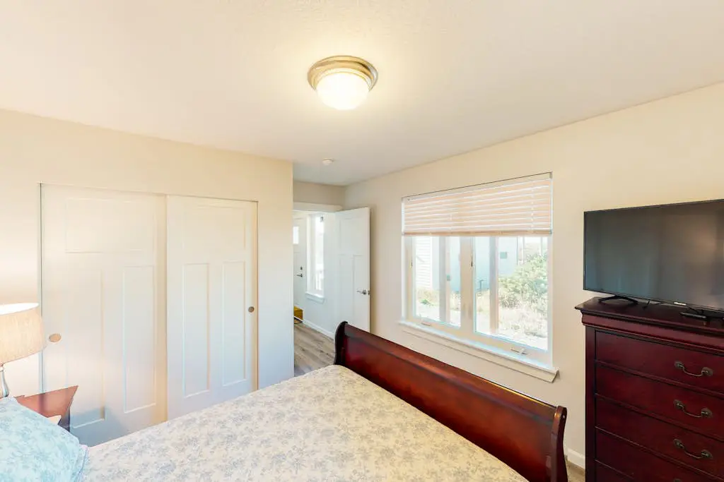 Coastal cottage with stunning ocean views & private gas grill - dogs welcome