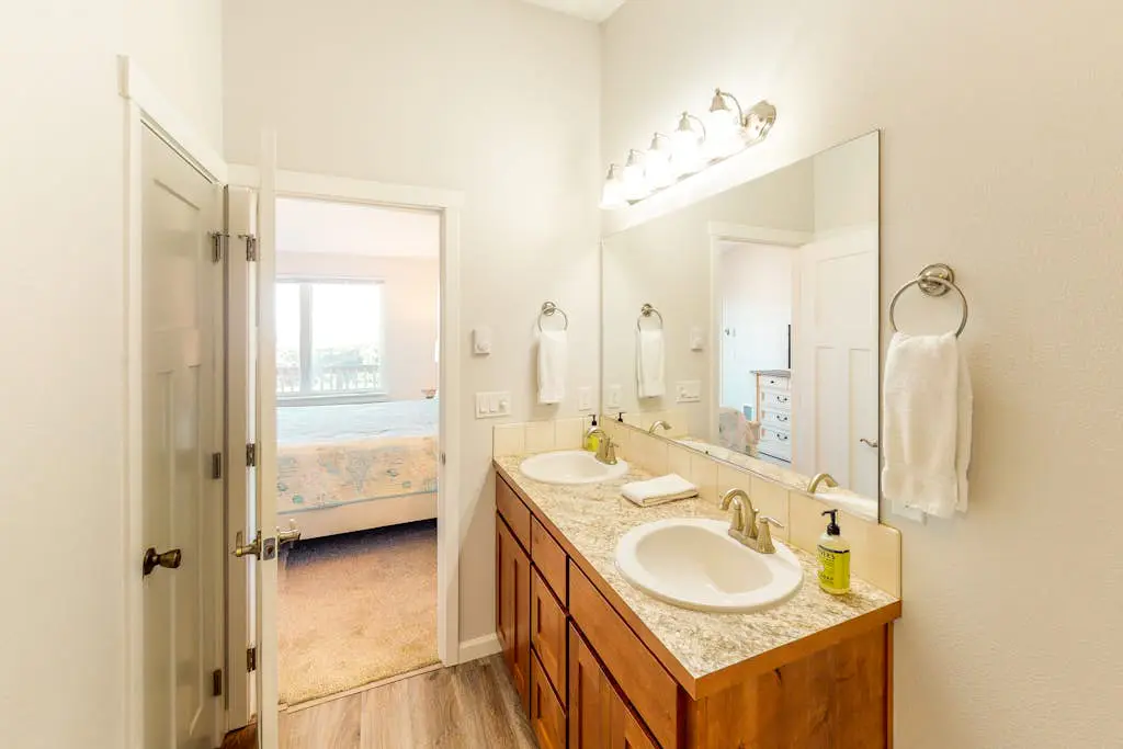 Coastal cottage with stunning ocean views & private gas grill - dogs welcome