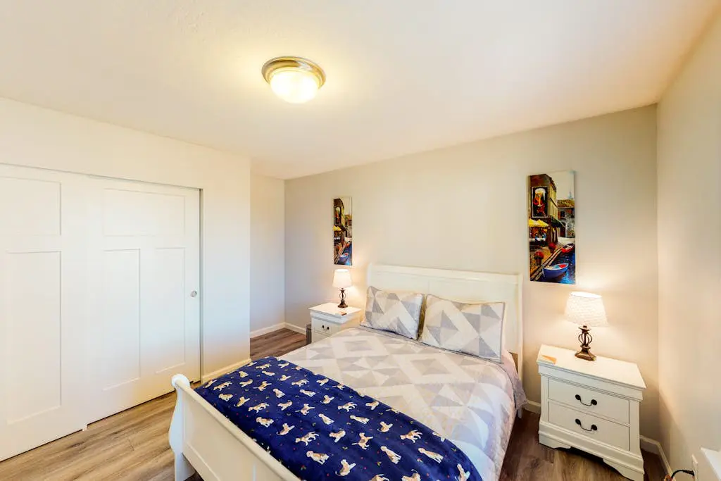 Coastal cottage with stunning ocean views & private gas grill - dogs welcome