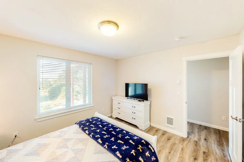 Coastal cottage with stunning ocean views & private gas grill - dogs welcome