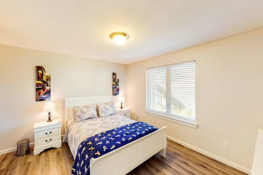 Coastal cottage with stunning ocean views & private gas grill - dogs welcome