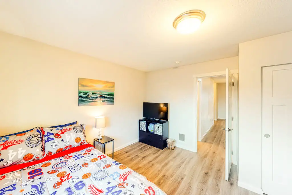 Coastal cottage with stunning ocean views & private gas grill - dogs welcome
