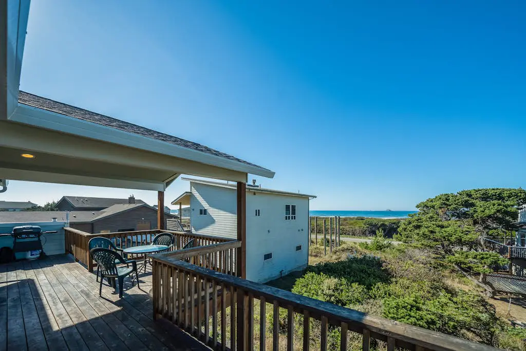 Coastal cottage with stunning ocean views & private gas grill - dogs welcome
