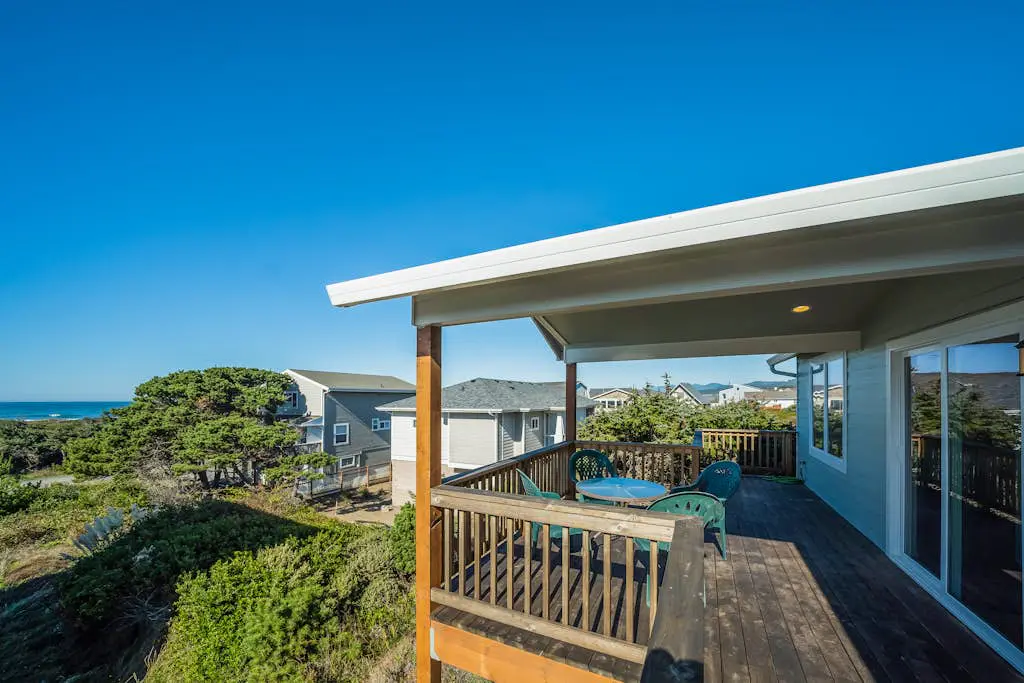 Coastal cottage with stunning ocean views & private gas grill - dogs welcome