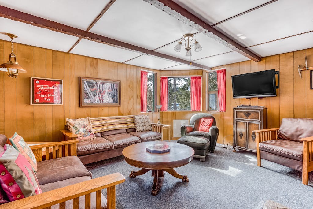 Cozy Mountain Cabin with Full Kitchen - Close to Town, Skiing & Hiking Trails