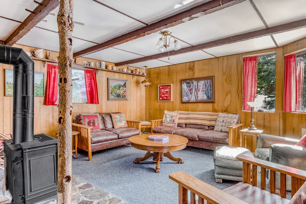 Cozy Mountain Cabin with Full Kitchen - Close to Town, Skiing & Hiking Trails