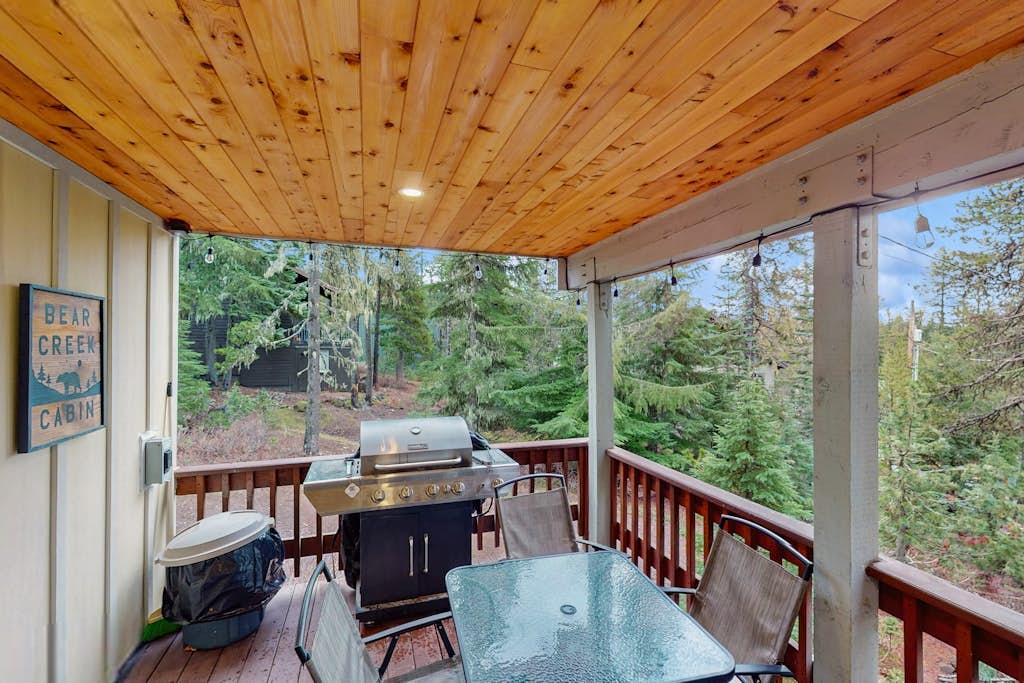 Mountain-view chalet with charming decor - near hiking, lakes, & ski resorts