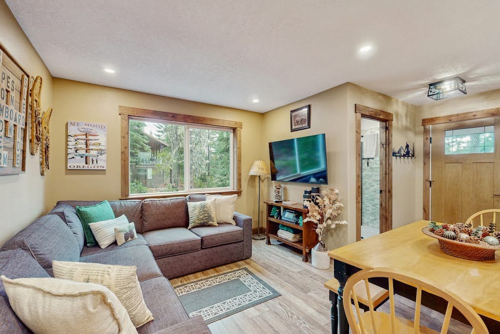 Mountain-view chalet with charming decor - near hiking, lakes, & ski resorts