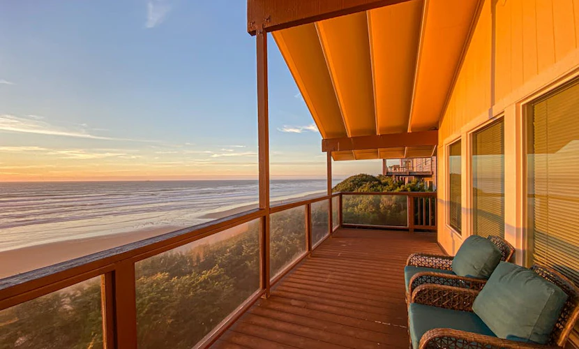 Oceanfront Home with Private Deck & Water Views, Full Kitchen, Free WiFi