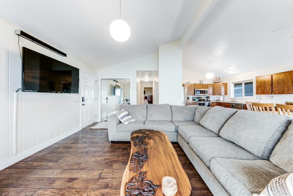 Oceanfront Home with Private Deck & Water Views, Full Kitchen, Free WiFi