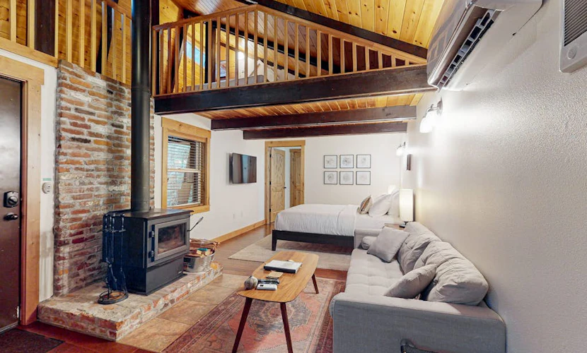 Dog-friendly cabin with deck, hot tub & firepit - walk to Sandy River