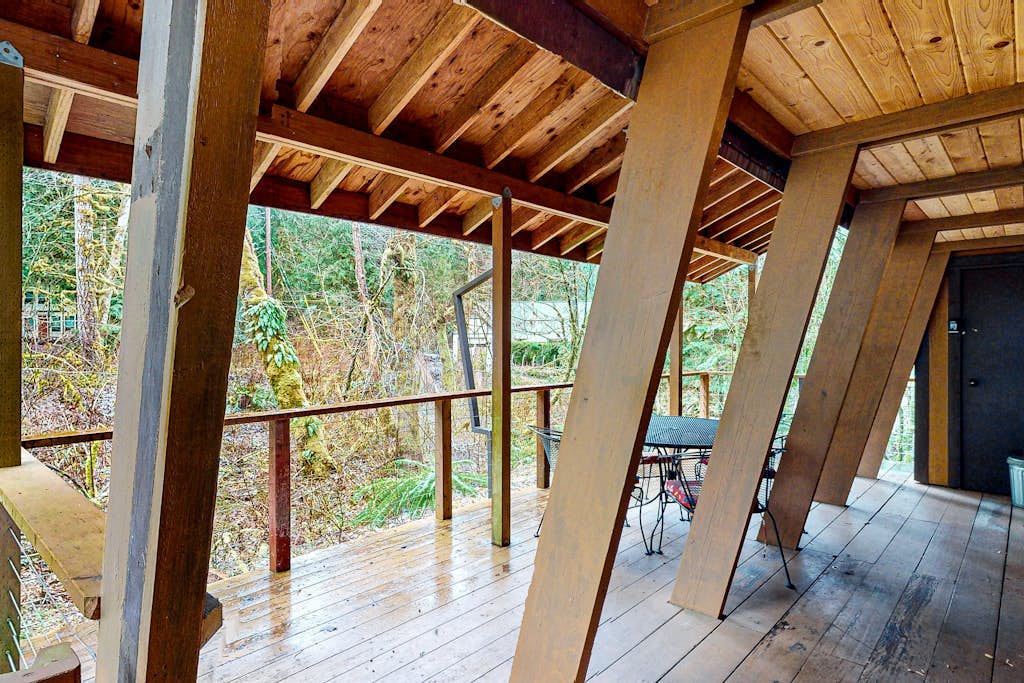 Dog-friendly cabin with deck, hot tub & firepit - walk to Sandy River