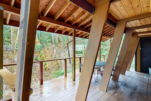 Dog-friendly cabin with deck, hot tub & firepit - walk to Sandy River