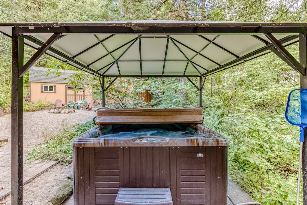 Dog-friendly cabin with deck, hot tub & firepit - walk to Sandy River