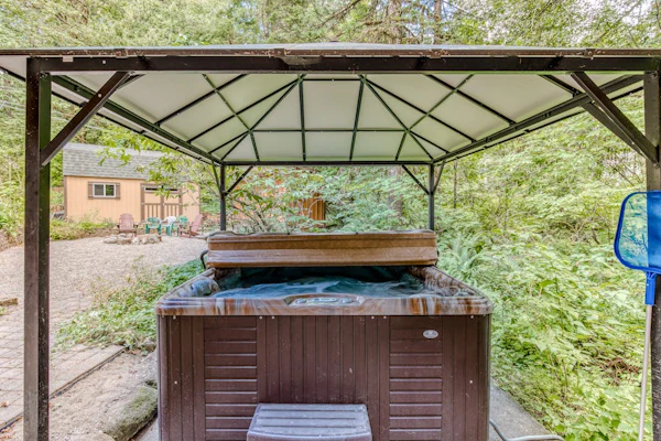 Dog-friendly cabin with deck, hot tub & firepit - walk to Sandy River