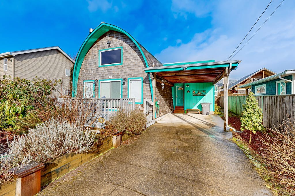 Hallie Hideaway - MCA 329