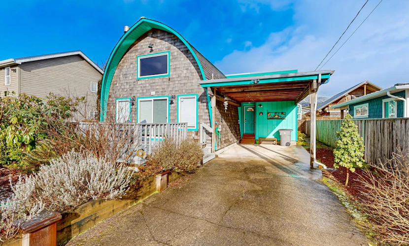 Lovely dog-friendly home with firepit - walk to the beach & downtown (MCA #329)