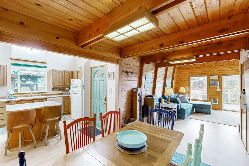 Hallie Hideaway - MCA 329