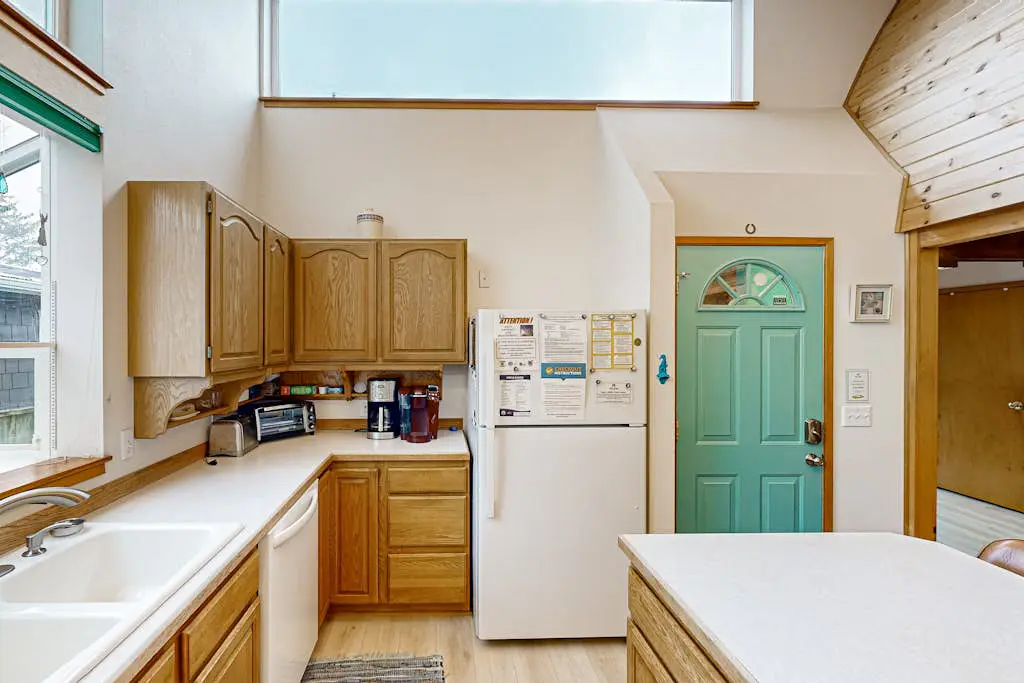 Hallie Hideaway - MCA 329