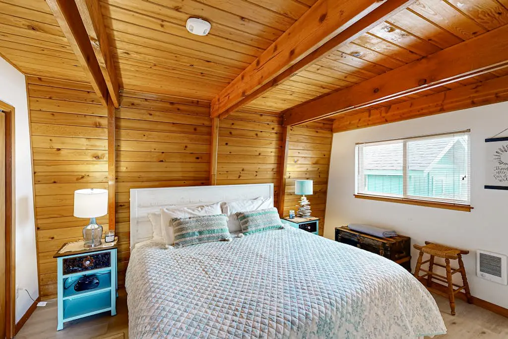 Hallie Hideaway - MCA 329