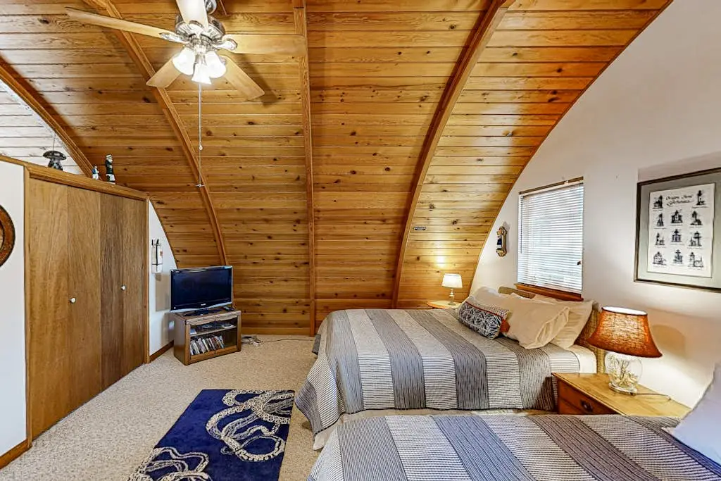 Hallie Hideaway - MCA 329