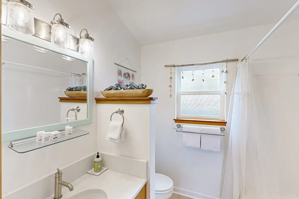 Hallie Hideaway - MCA 329