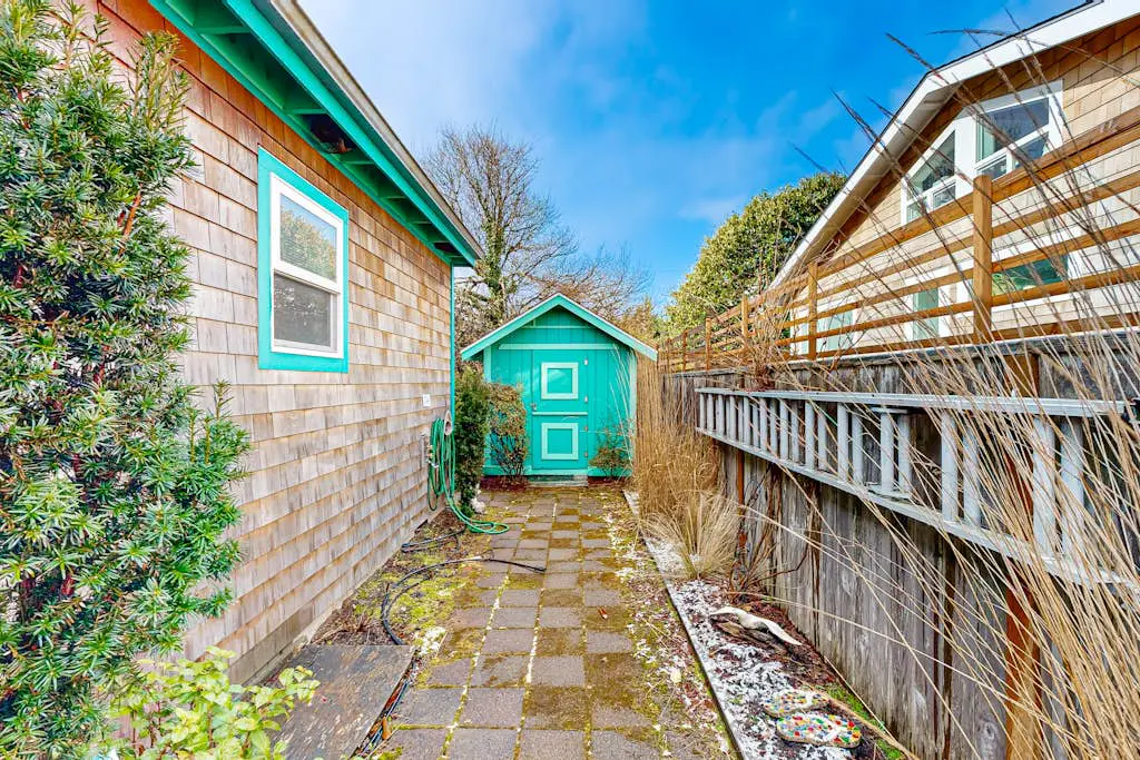 Hallie Hideaway - MCA 329