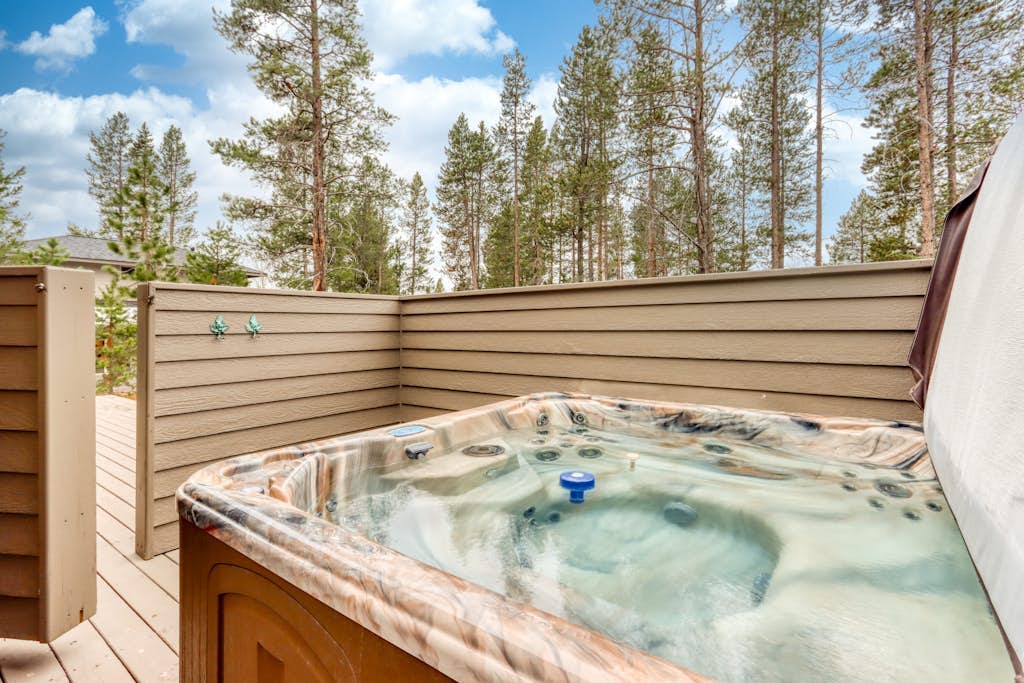 Sophisticated home with a private hot tub, pool table, bikes & SHARC Passes