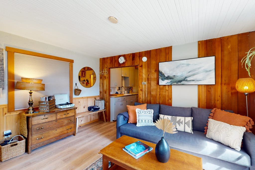 Inviting studio in Seaside with an enclosed yard - close to the beach