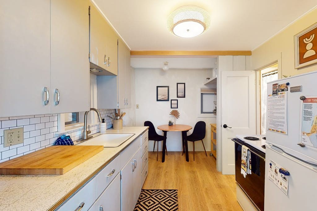 Inviting studio in Seaside with an enclosed yard - close to the beach