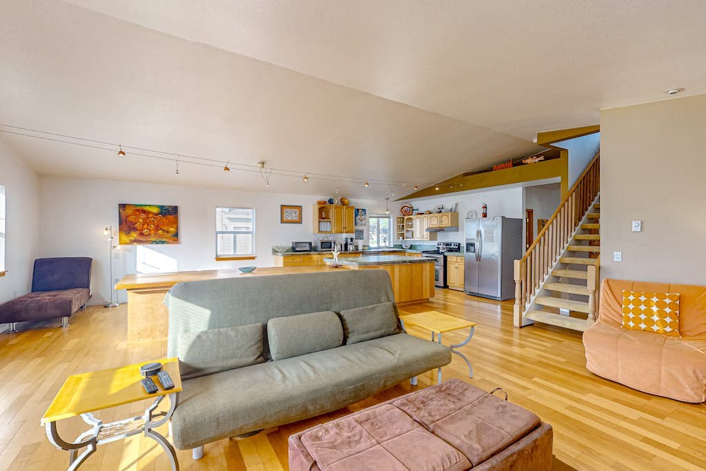 Luxurious house w/ great room, woodstove & beach nearby - dogs OK