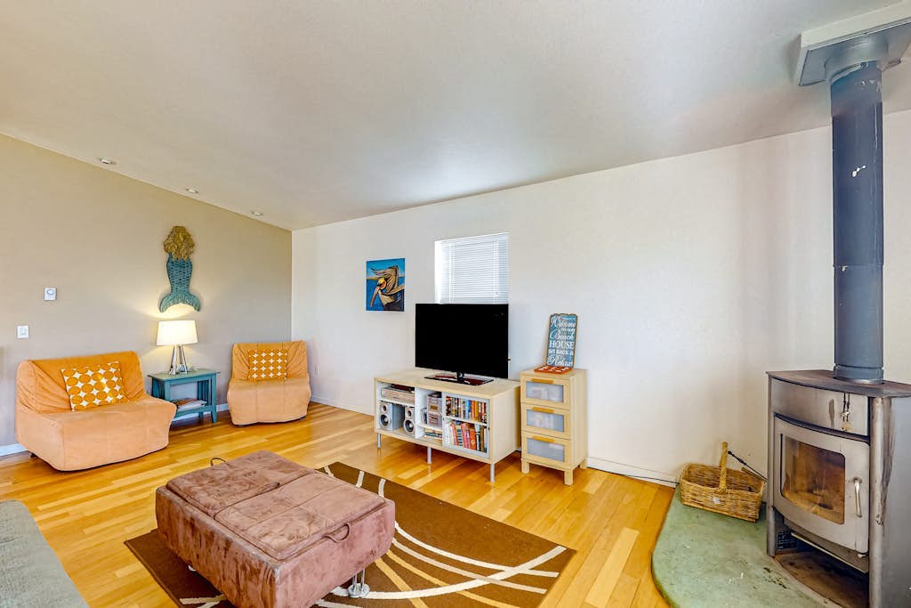 Luxurious house w/ great room, woodstove & beach nearby - dogs OK