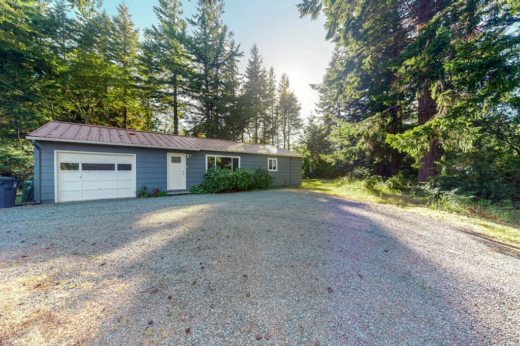 Single-level, dog-friendly home w/ private fenced-in yard & easy beach access